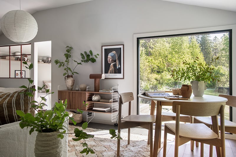 vardagsrum inrett med inspiration från naturen